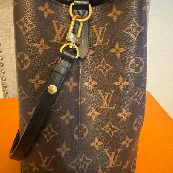 Gently Used Authentic Louis Vuitton Neo Noe MM in Monogram Black. - Picture 4 of 9